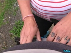 Amateur, Brunette brune, Voiture, Mère que j'aimerais baiser, De plein air, Pov, Public, Nénés