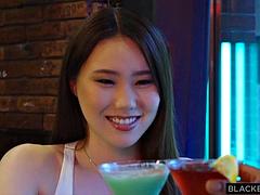 Asiatique, Grosse bite, Noire, Sucer une bite, Brunette brune, Tir de sperme, Noir ébène, Interracial