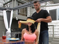 Grosser arsch, Grosser schwanz, Grosse titten, Blasen, Hundestellung, Latina, Milf, Tätowierung