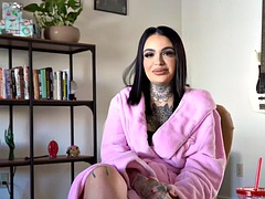 素人, 美女, デカパイ, 巨乳な, 彼女, レズビアン, なめる, タトゥー