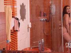 浴室, デカパイ, 挿入, オナニー, ピアス, オマンコ, シャワー, おもちゃ