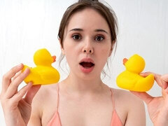 18 jaar, Enthousiasteling, Grote kont, Vingeren, Masturbatie, Natuurlijke tieten, Strippen, Tieten likken