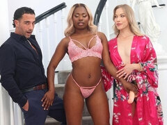 Grote kont, Grote lul, Pijpbeurt, Hondjeshouding, Pop, 1 man 2 vrouwen, Interraciaal, Moeder die ik wil neuken