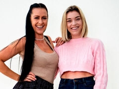 Lesbisch, Lecken, Natürlichen titten, Muschi, Rasiert, Entkleiden, Jungendliche (18+), Titten