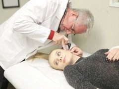 Blonde, Sucer une bite, Médecin, Petite amie, Branlette thaïlandaise, Maigrichonne, Adolescente, Nénés