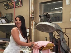 デカ尻, デカパイ, フェラチオ, 茶髪の, 手コキする, Hd, なめる, 淫乱熟女