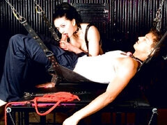 Gros cul, Gros seins, Sucer une bite, Bondage, Brunette brune, Domination, Jarretelles, Allumeuse