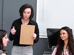 Schönheit, Braunhaarige, Geile alte tussi, Hd, Mutti, Büro, Muschi, Stiefmutter