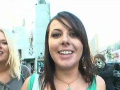 Blondine, Braunhaarige, Spermaladung, Schmutzig, Aufs gesicht abspritzen, Handjob, Natürlich, Flotter dreier