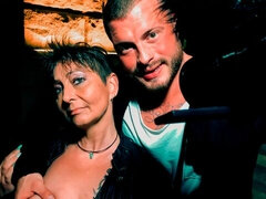 Gros seins, Brunette brune, Tromperie, Grossier, En levrette, Mature, Rasée, Tatouage