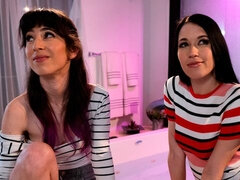 Cul, Salle de bains, Brunette brune, Doigter, Embrassement, Masturbation, Chatte, Nénés