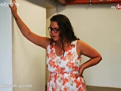 Grote kont, Bruinharig, Naakte man aangeklede vrouw, Sperma shot, Hondjeshouding, Handbeurt, Likken, Tiener