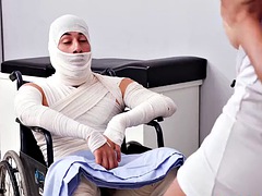 Sucer une bite, Plantureuse, Tir de sperme, Médecin, Infirmière, Chatte, Tatouage, Nénés