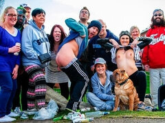 Grosser arsch, Grosser schwanz, Grosse titten, Blasen, Braunhaarige, Hundestellung, Milf, Öffentlich