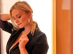 Grosser arsch, Blondine, Blasen, Schüchtern, Entkleiden, Student, Jungendliche (18+), Flotter dreier