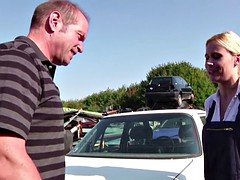 nicht tochter wird von 2 fremden  draussen gefickt