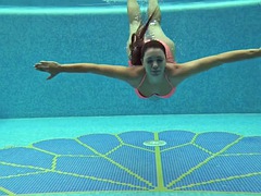 Tussi, Braunhaarige, Fetisch, Nackt, Pool, Solo, Titten, Unter wasser