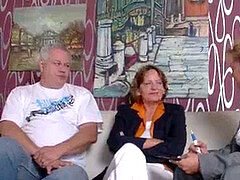 Enthousiasteling, Grote mammen, Pijpbeurt, Sperma shot, Handbeurt, Rijpe lesbienne, Moeder, Trio