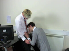 Blondine, Schwul, Büro