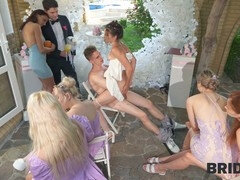 In den arsch, Braut, Gehörnter ehemann, Kleid, Russisch, Strümpfe, Titten, Hochzeit