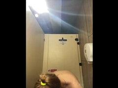 Enthousiasteling, Kont, Grote kont, Vingeren, Masturbatie, Natuurlijke tieten, Orgasme, Tiener