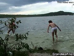 Plage, Blonde, Sucer une bite, Femme couguar, Gorge profonde, Double pénétration, Belle mère, Plan cul à trois