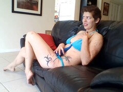 Badpak, Pijpbeurt, Lesbisch, Masturbatie, Buiten, Openbaar, Roodharige vrouw, Speelgoed