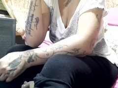 Leie, Arsch, Grosse titten, Braunhaarige, Vollbusig, Handjob, Tätowierung, Titten