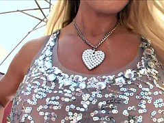 Tetas grandes, Linda