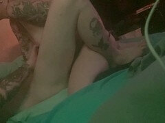 Américain, Anal, Cul à la bouche, Massage, Orgasme, Prostate, Strapon, Tatouage