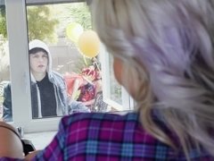 Grosse titten, Blondine, Handjob, Küche, Mutti, Party, Pov, Flotter dreier