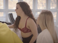 Blonde, Sucer une bite, Brunette brune, 2 femmes 1 homme, Lunettes, Suçant, Plan cul à trois
