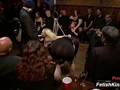 Sucer une bite, Bondage, Faciale, Groupe, Hd, Lesbienne, Public, Voyeur