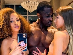 Noire, Sucer une bite, Noir ébène, 2 femmes 1 homme, Énorme, Interracial, Adolescente, Plan cul à trois