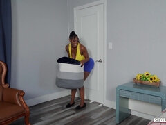 Noir ébène, Embrassement, Lesbienne, Chatte, Chaussettes, Fessée, Gicler, Tatouage