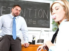 18 ans, Grosse bite, Blonde, Sucer une bite, En levrette, Seins naturels, Cheveux courts, Adolescente