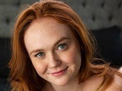Gros cul, Gros seins, Sucer une bite, En levrette, Innocente, Rousse roux, Rasée, Adolescente