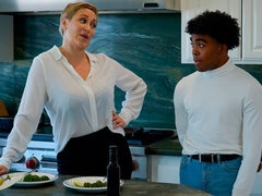 デカ尻, 黒人, フェラチオ, 女 人男 人, 手コキする, 異人種間, 下着, 淫乱熟女