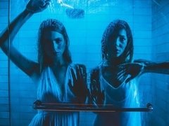 Blonde, Sucer une bite, Éjaculer dans la bouche, Tir de sperme, En levrette, 2 femmes 1 homme, Chatte, Maigrichonne