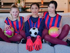 Sucer une bite, Brunette brune, En levrette, Groupe, Branlette thaïlandaise, Hard, Adolescente, Nénés