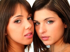 Dormitorio, Morena, Penetracion con dedos, Lesbiana, Masturbación, Coño, Afeitado, Tetas