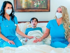 Tussi, Schlafzimmer, Grosser arsch, Grosse titten, Blasen, Schwanz, Hundestellung, Frau frau mann