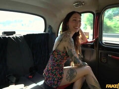 Sucer une bite, Brunette brune, Voiture, En levrette, De plein air, Rousse roux, Dénudage, Tatouage