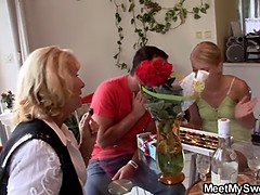 Schönheit, Blasen, Geile alte tussi, Reif, Mutti, Realität, Jungendliche (18+), Flotter dreier