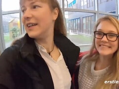 Enthousiasteling, Blond, Vingeren, Brillen, Lesbisch, Openbaar, Kut duiken, Zuigen