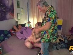 18 jahre, Blasen, Hundestellung, Frau, Hardcore, Jungendliche (18+), Flotter dreier, Titten