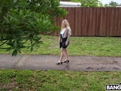 Grosse bite, Plantureuse, Gorge profonde, En levrette, Hard, Seins naturels, Chatte, Nénés