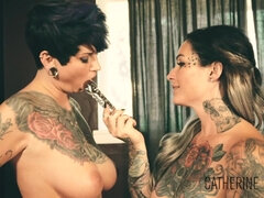 Gros seins, Plantureuse, Fétiche, Hard, Lesbienne, Seins naturels, Tatouage, Nénés