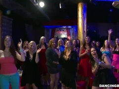 Chica, Mamada, Grupo, Madres para coger, Orgía, Fiesta, Público, Desnudarse