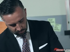 Blondine, Blasen, Spermaladung, Aufs gesicht abspritzen, Handjob, Party, Rasiert, Tätowierung